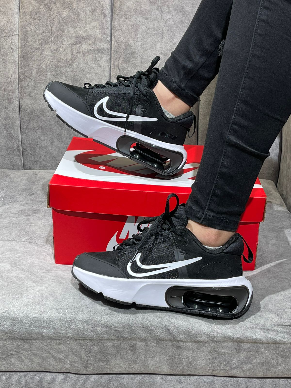 NIKE AIR MAX INTERLOCK